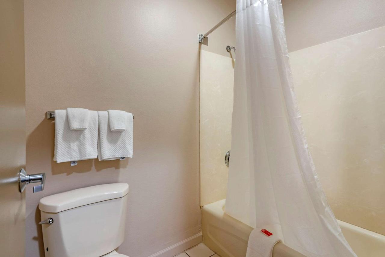 | Econo Lodge Inn & Suites Granite City