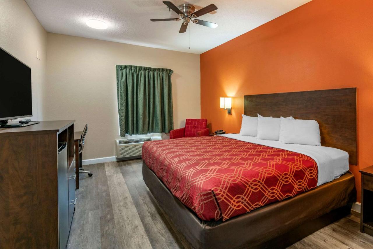 | Econo Lodge Inn & Suites Granite City