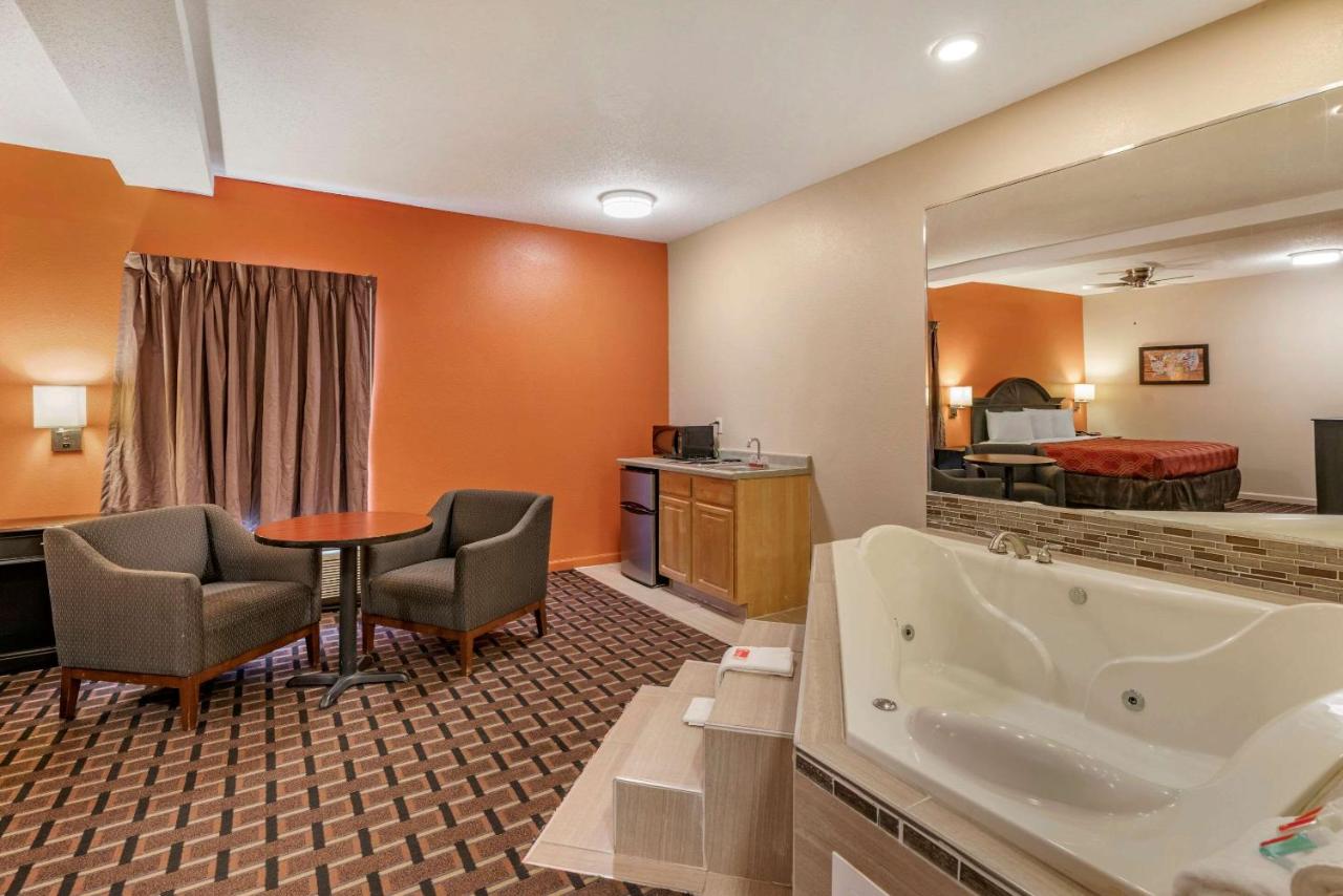 | Econo Lodge Inn & Suites Granite City