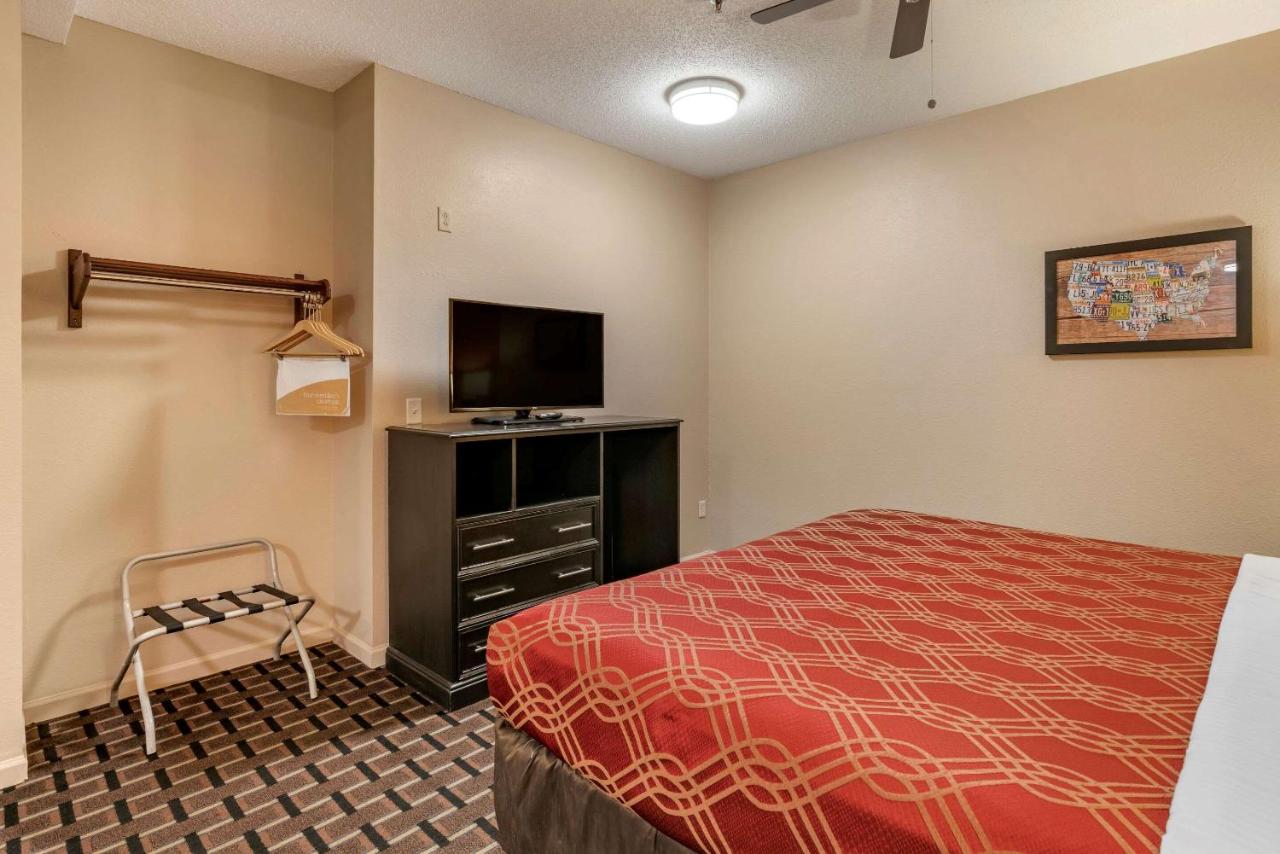 | Econo Lodge Inn & Suites Granite City