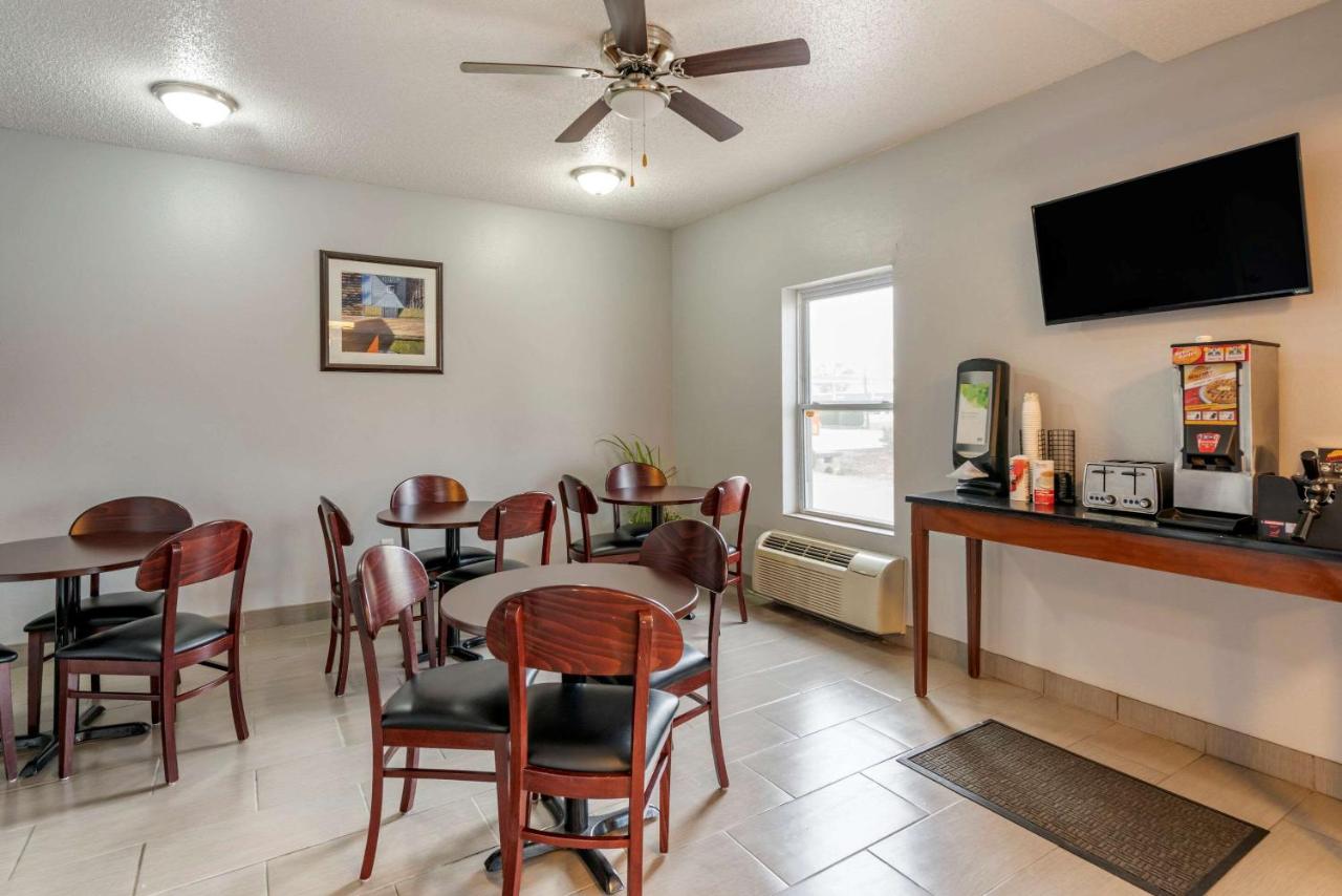 | Econo Lodge Inn & Suites Granite City