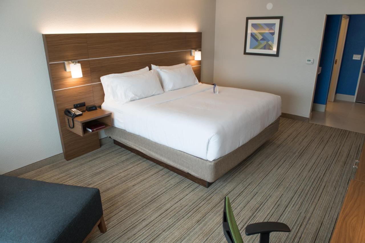 King Room - Hearing Accessible - Non-Smoking at Holiday Inn Express & Suites Louisville N - Jeffersonville by IHG