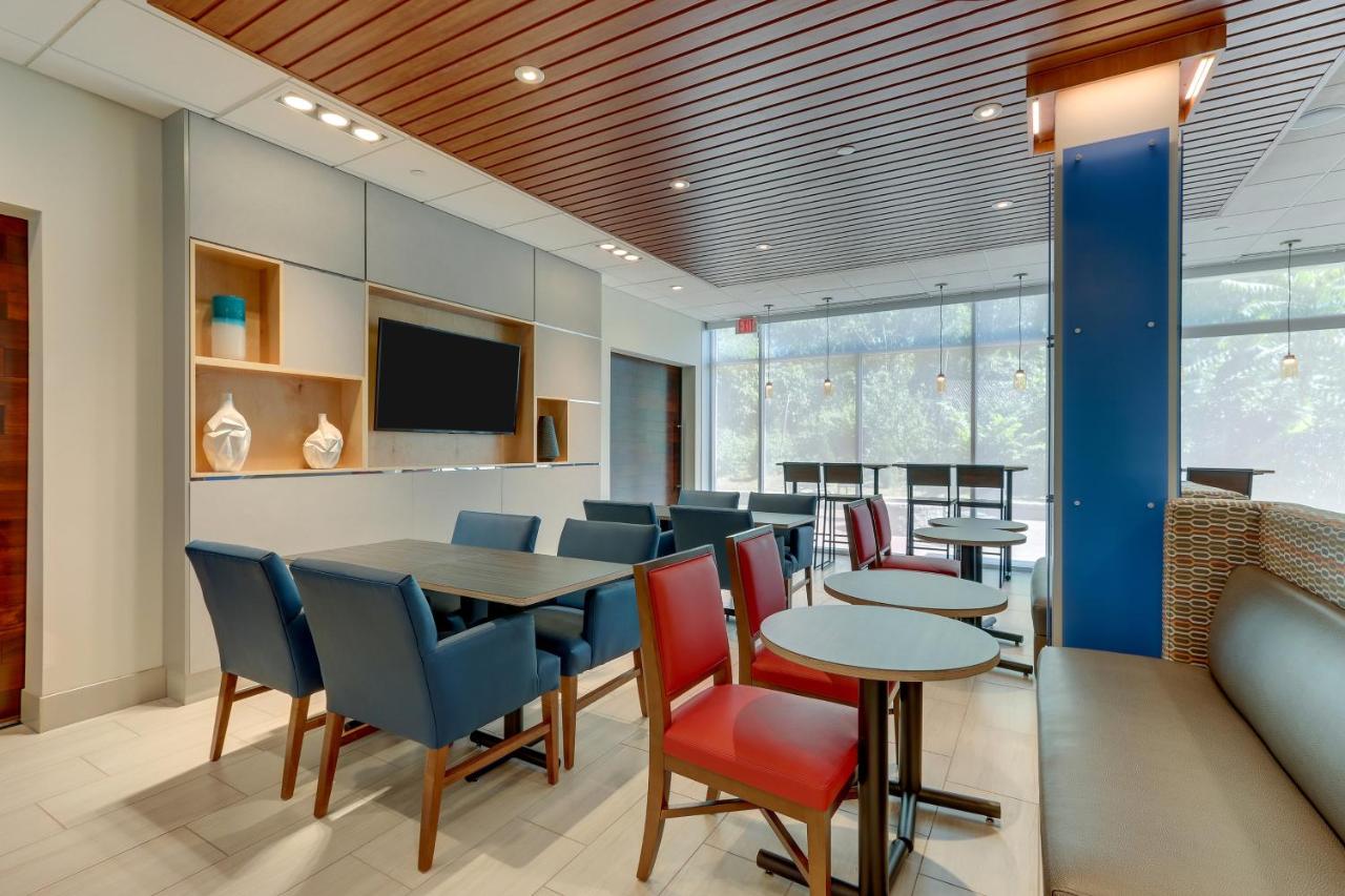 | Holiday Inn Express & Suites - Roanoke – Civic Center