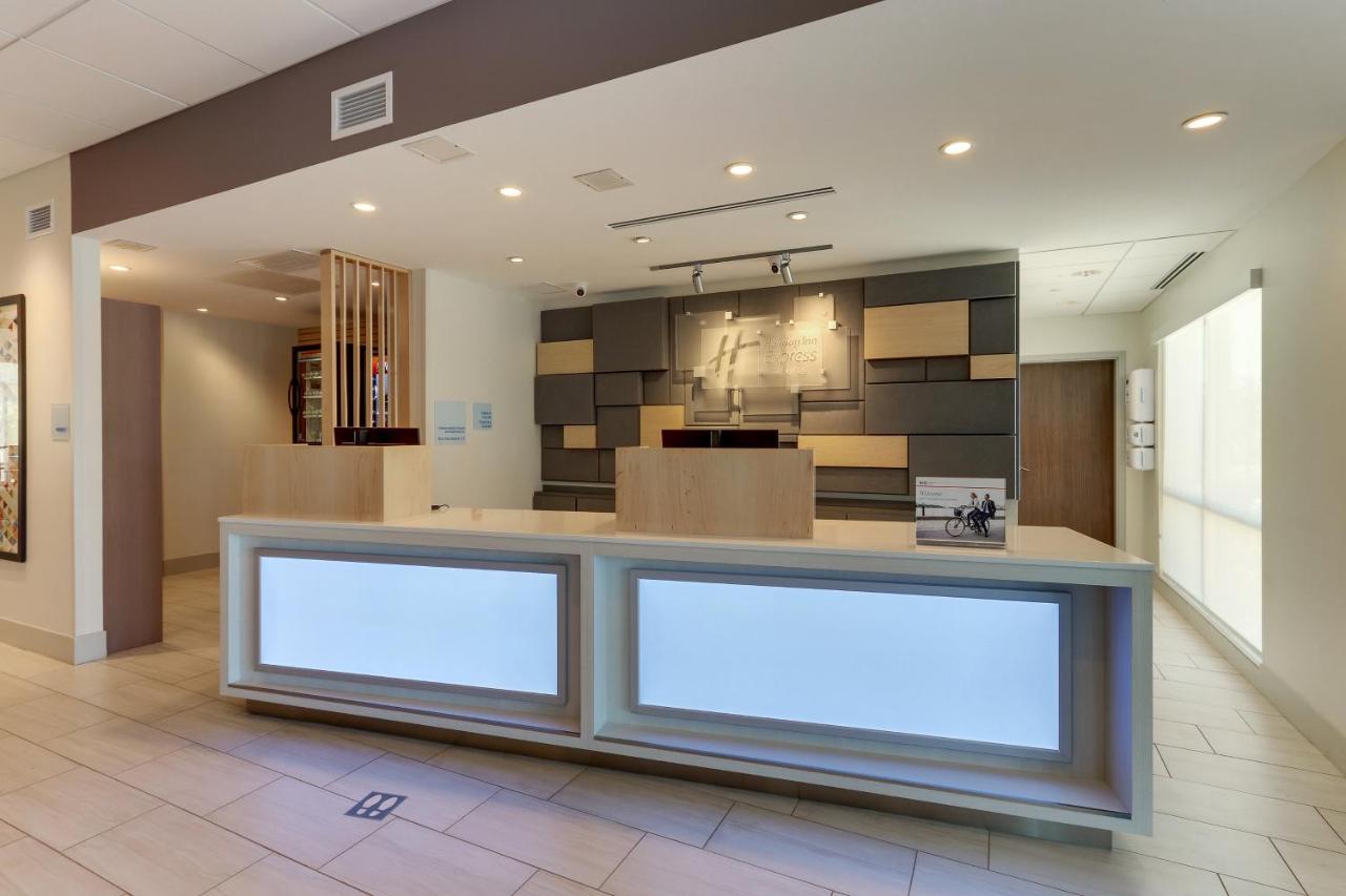 | Holiday Inn Express & Suites - Roanoke – Civic Center