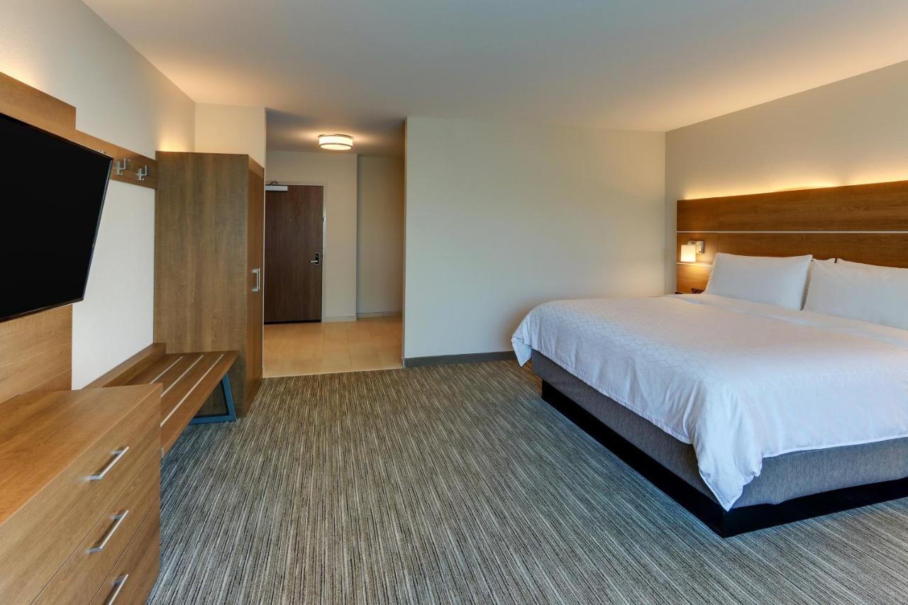 | Holiday Inn Express & Suites - Roanoke – Civic Center