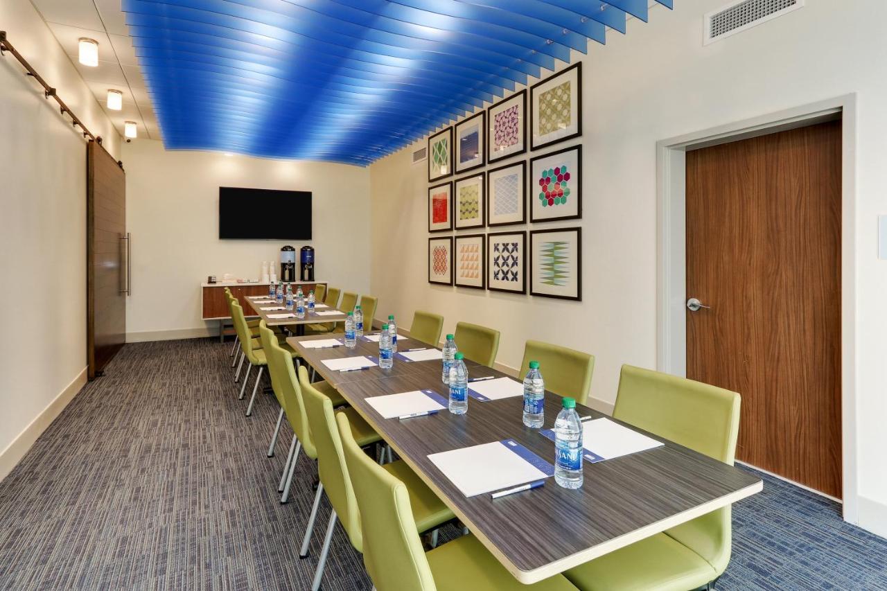 | Holiday Inn Express & Suites - Roanoke – Civic Center