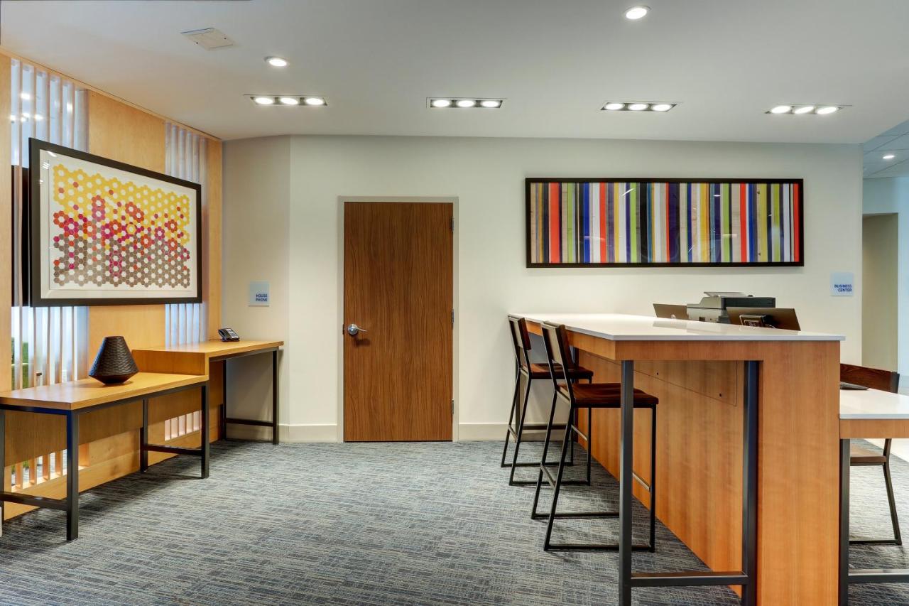 | Holiday Inn Express & Suites - Roanoke – Civic Center