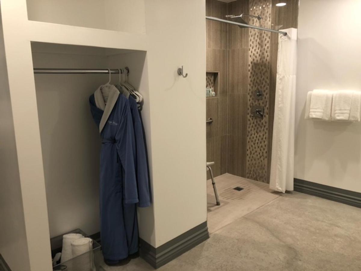 King Room with Roll-In Shower - Disability Access at Aqua Soleil Hotel & Mineral Water Spa