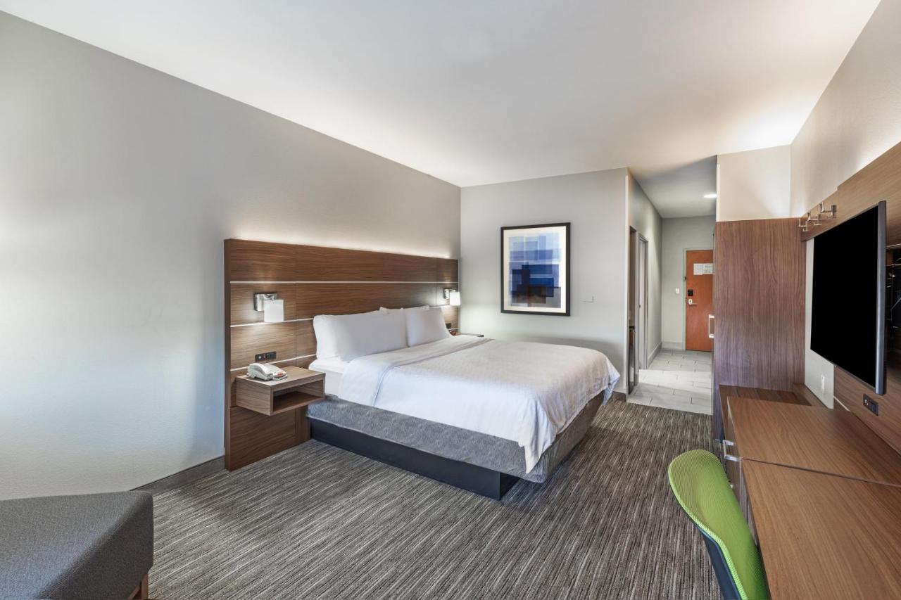 | Holiday Inn Express and Suites Pryor, an IHG Hotel