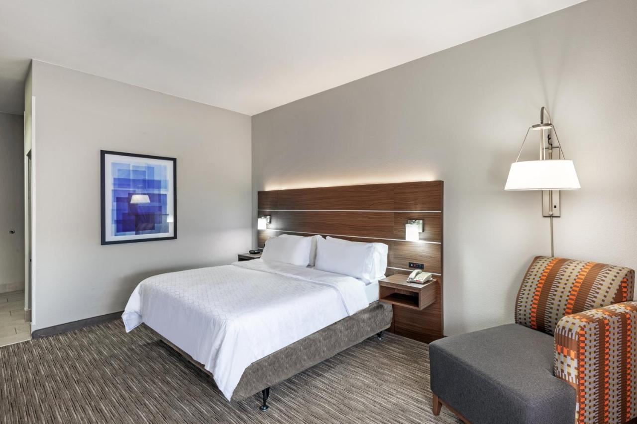 | Holiday Inn Express and Suites Pryor, an IHG Hotel