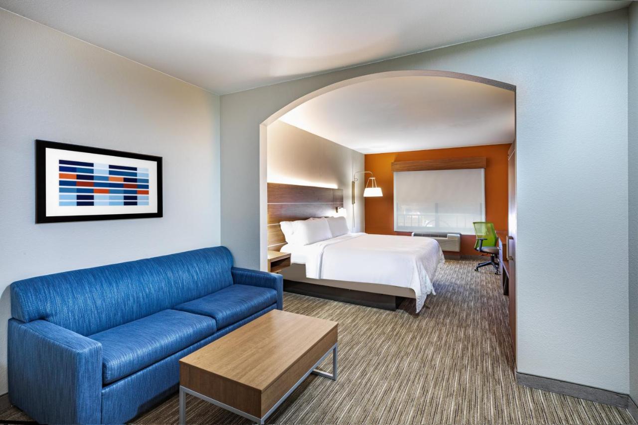 | Holiday Inn Express and Suites Pryor, an IHG Hotel