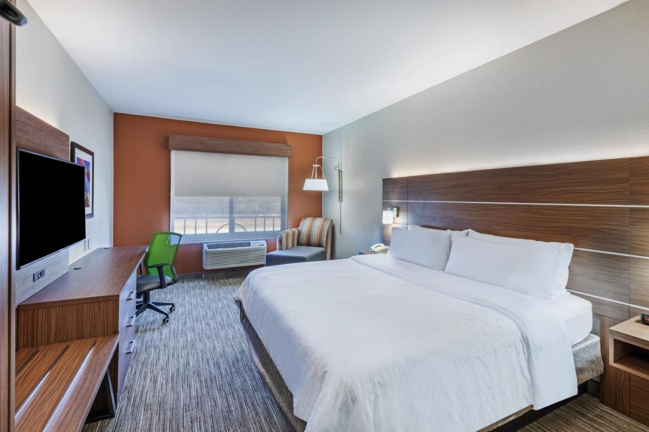| Holiday Inn Express and Suites Pryor, an IHG Hotel