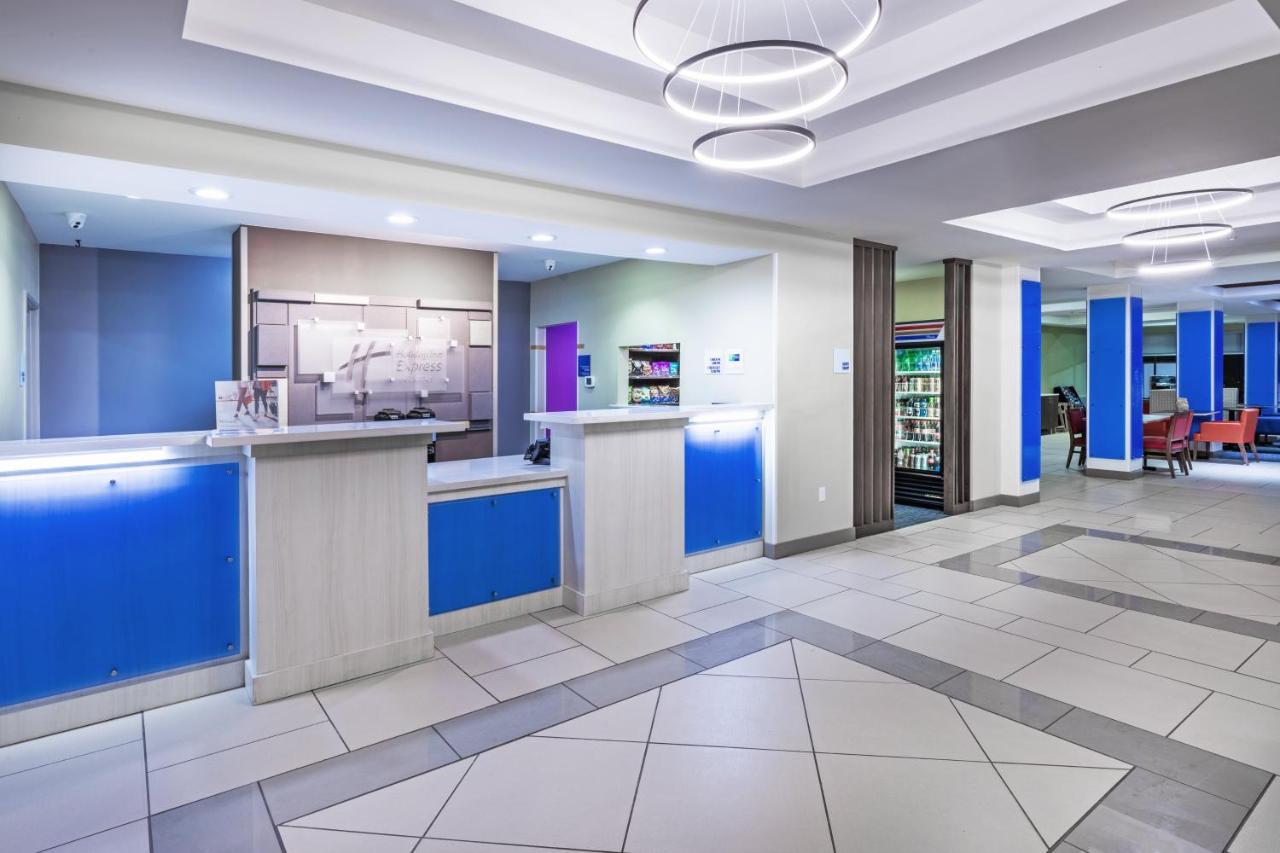 | Holiday Inn Express and Suites Pryor, an IHG Hotel