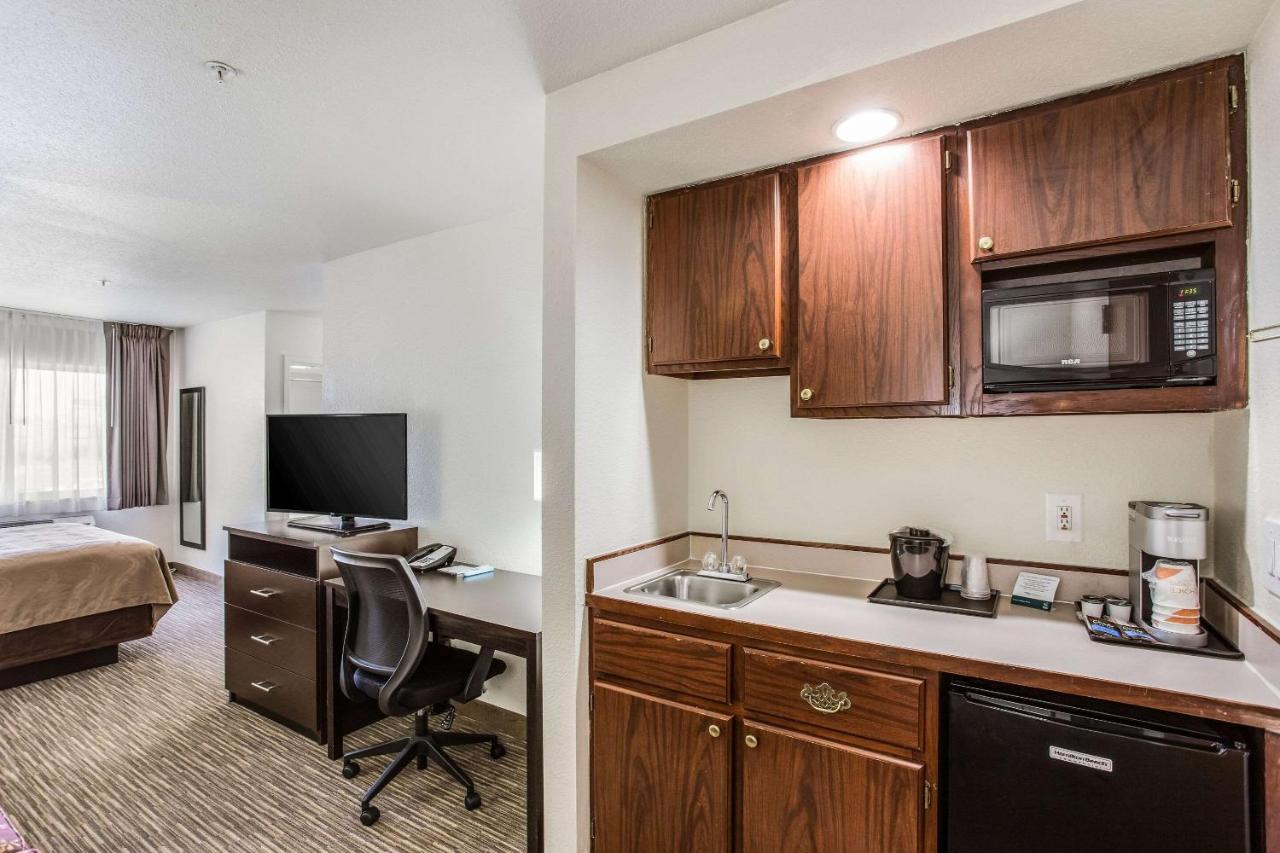 Standard Queen Room with Two Queen Beds - Non-Smoking at Quality Inn & Suites Buda
