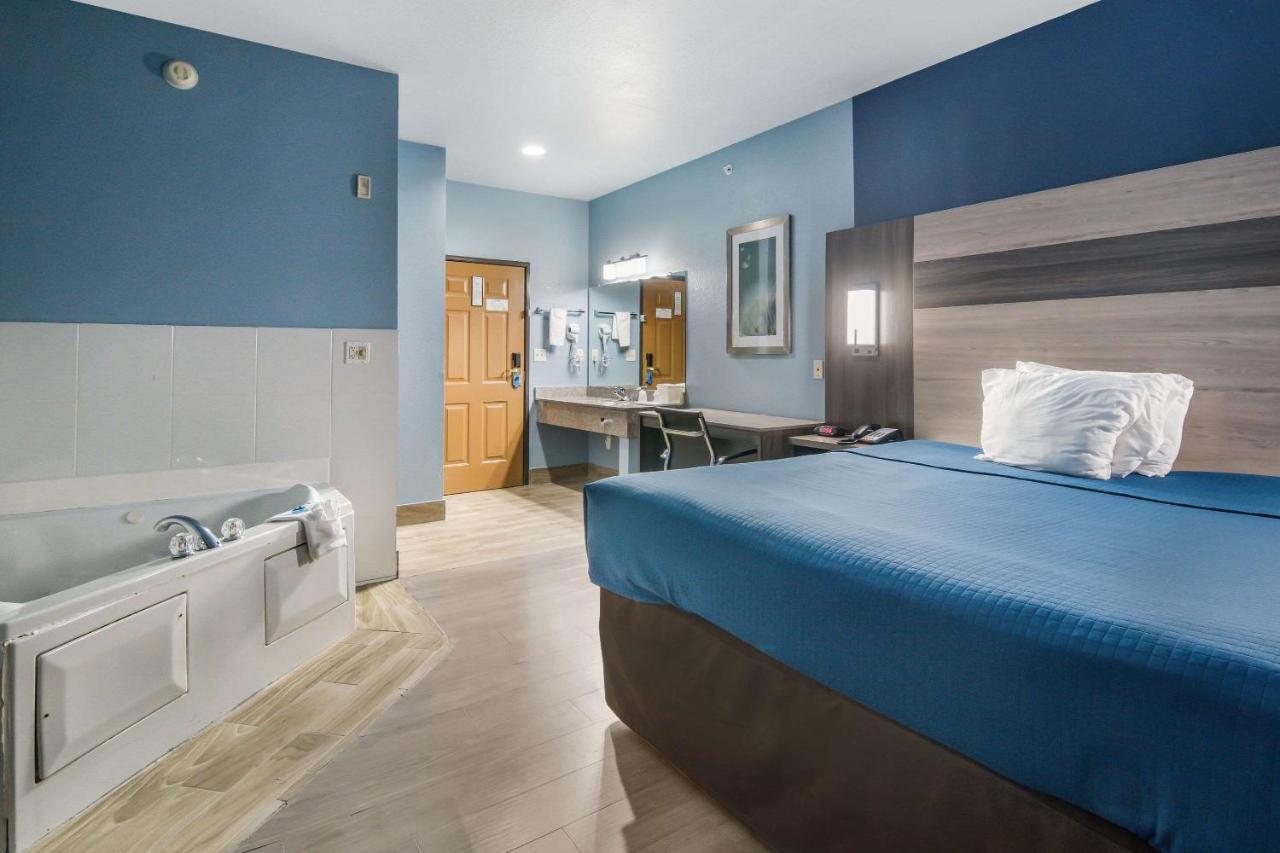 Superior King Room - Non-Smoking at Rodeway Inn Carrollton I-35E
