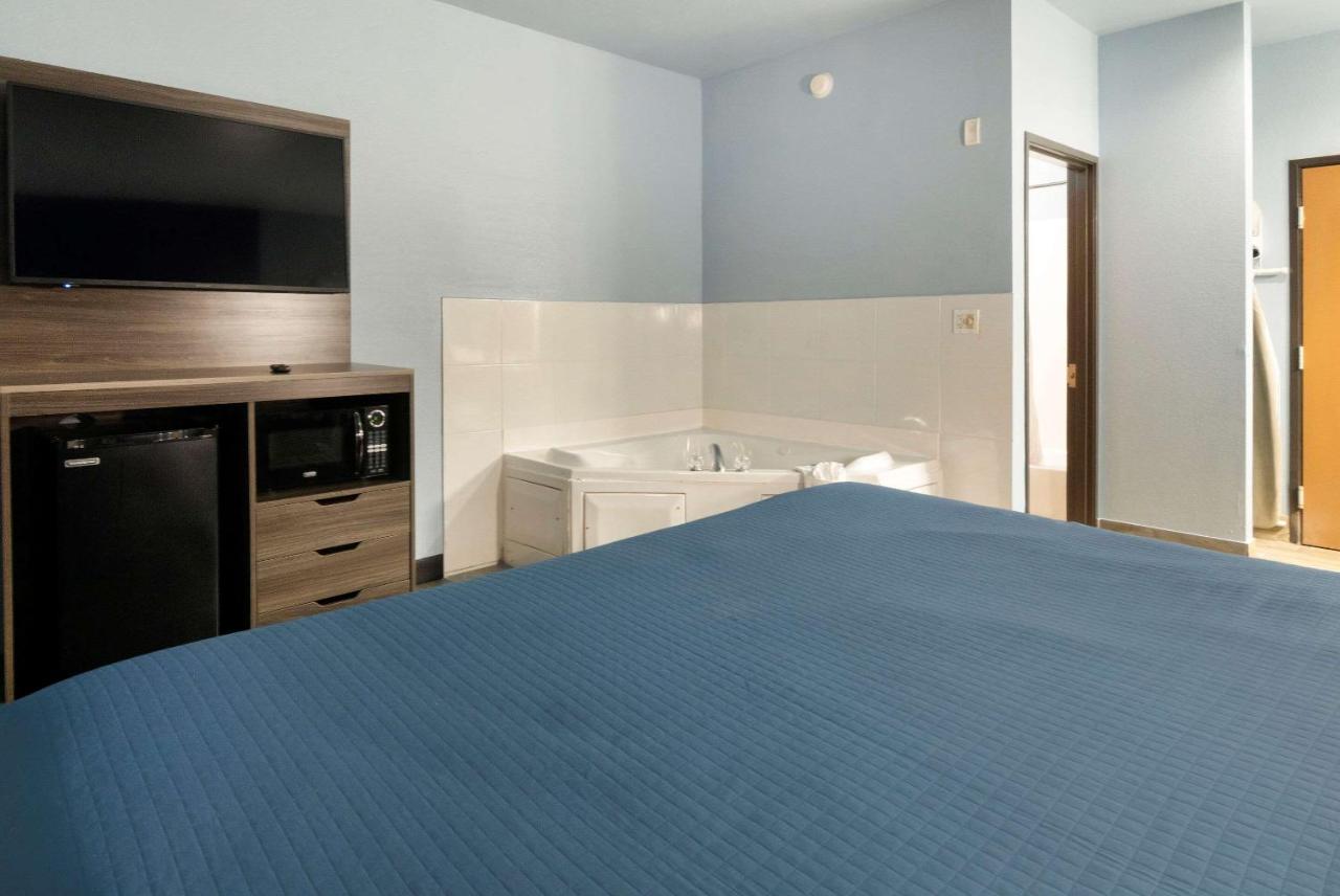 Superior King Room - Non-Smoking at Rodeway Inn Carrollton I-35E