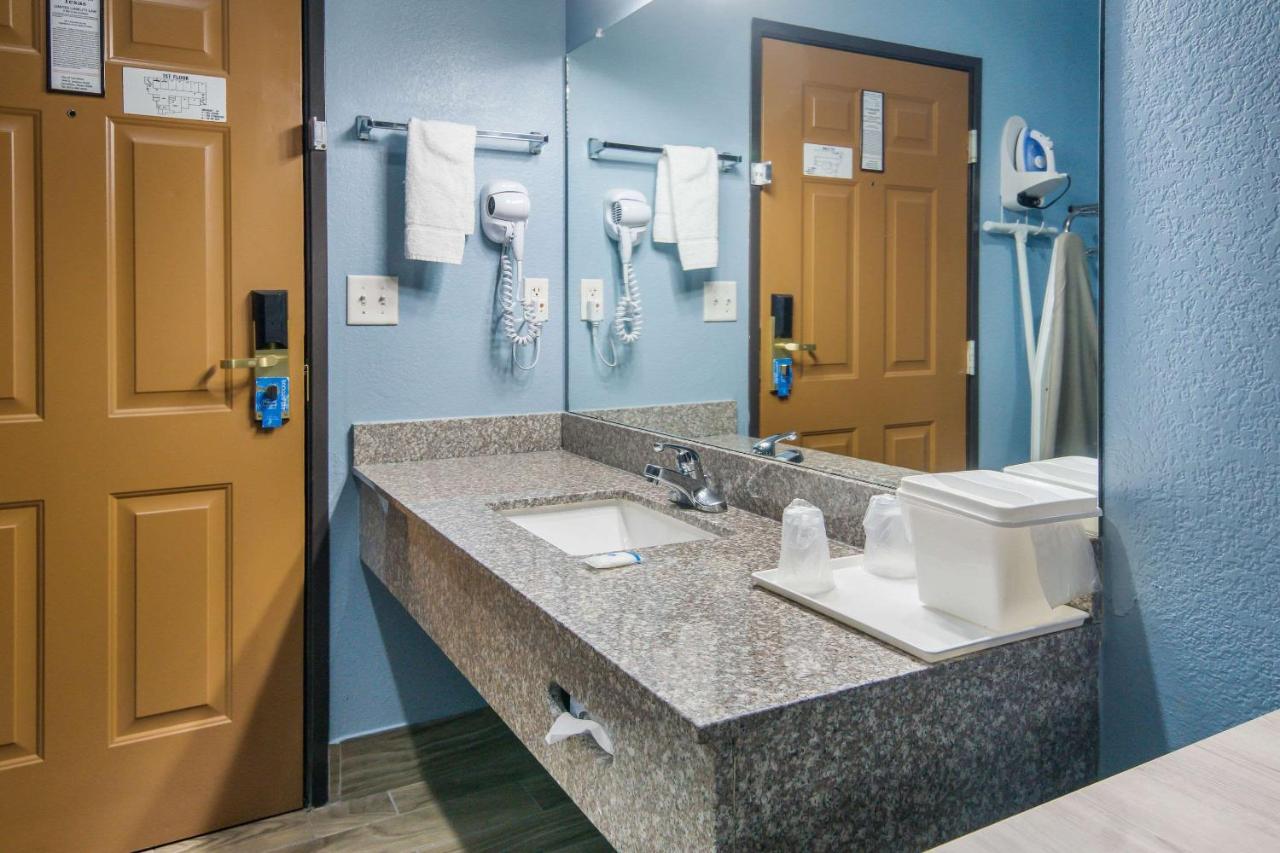 Superior King Room - Non-Smoking at Rodeway Inn Carrollton I-35E