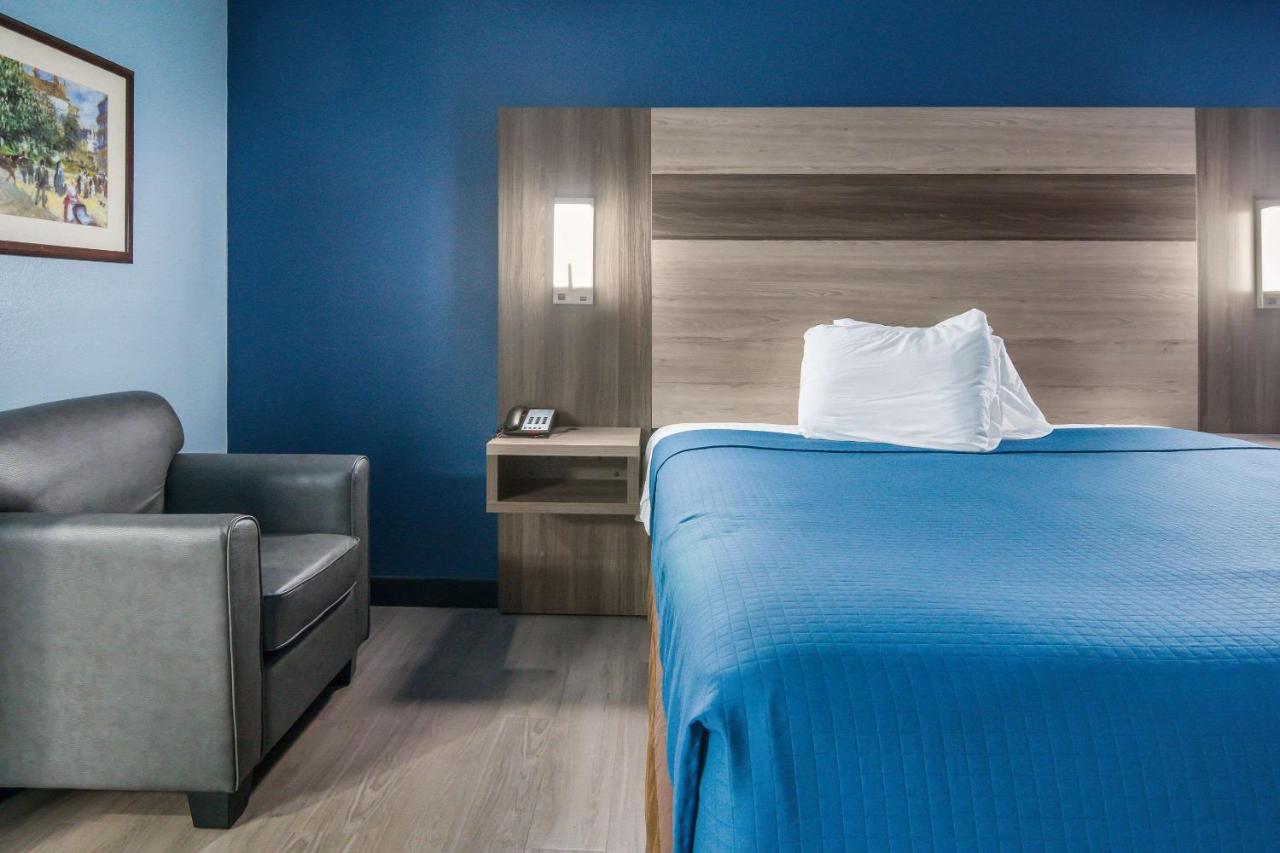 King Room - Non-Smoking at Rodeway Inn Carrollton I-35E