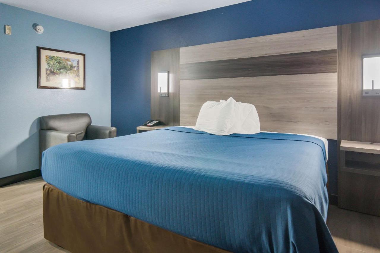 Superior King Room - Non-Smoking at Rodeway Inn Carrollton I-35E