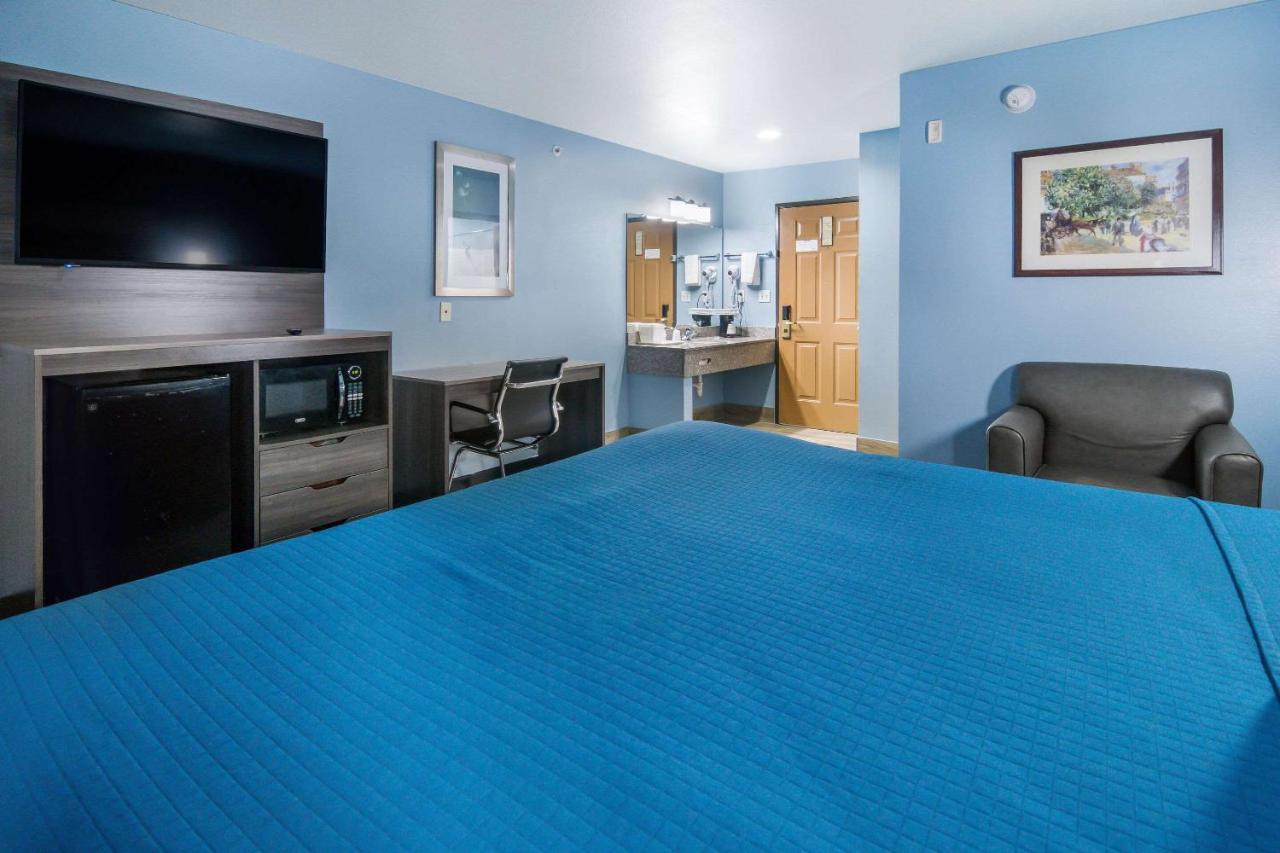 King Room - Non-Smoking at Rodeway Inn Carrollton I-35E