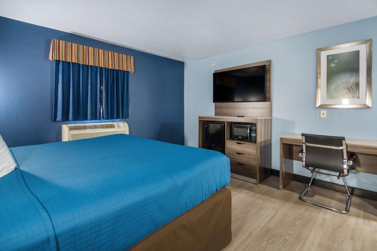 King Room - Non-Smoking at Rodeway Inn Carrollton I-35E