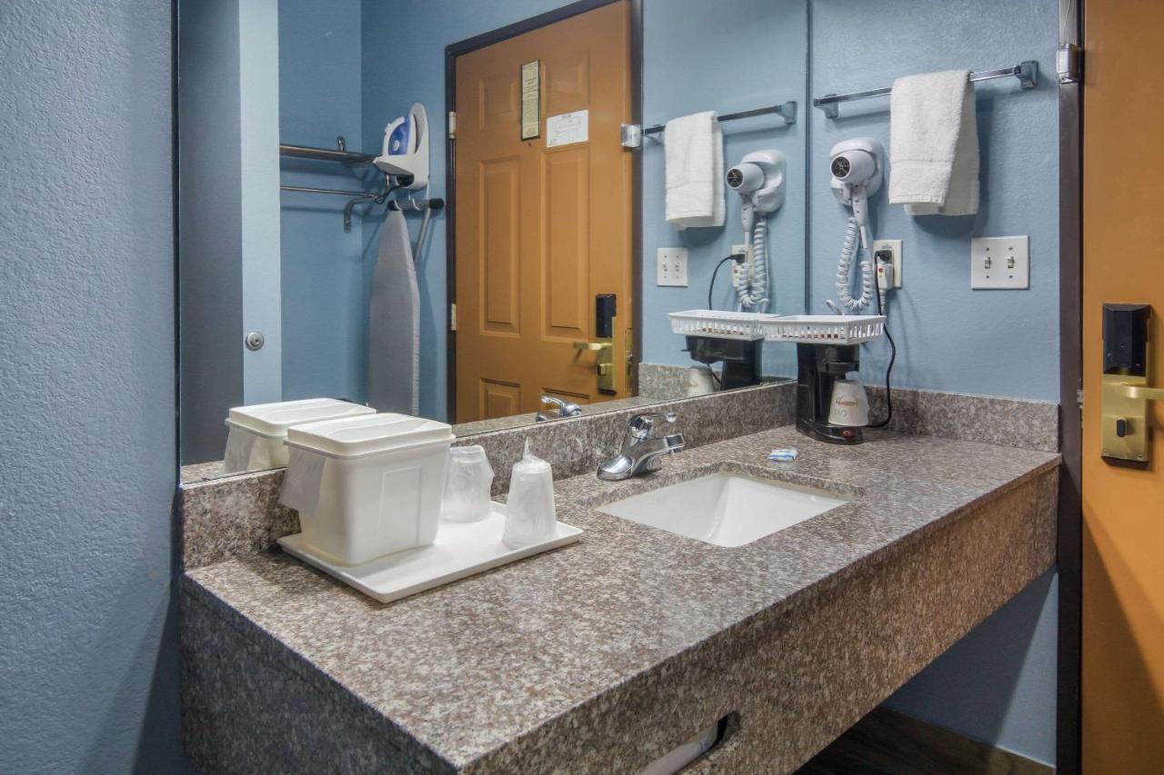 King Room - Non-Smoking at Rodeway Inn Carrollton I-35E