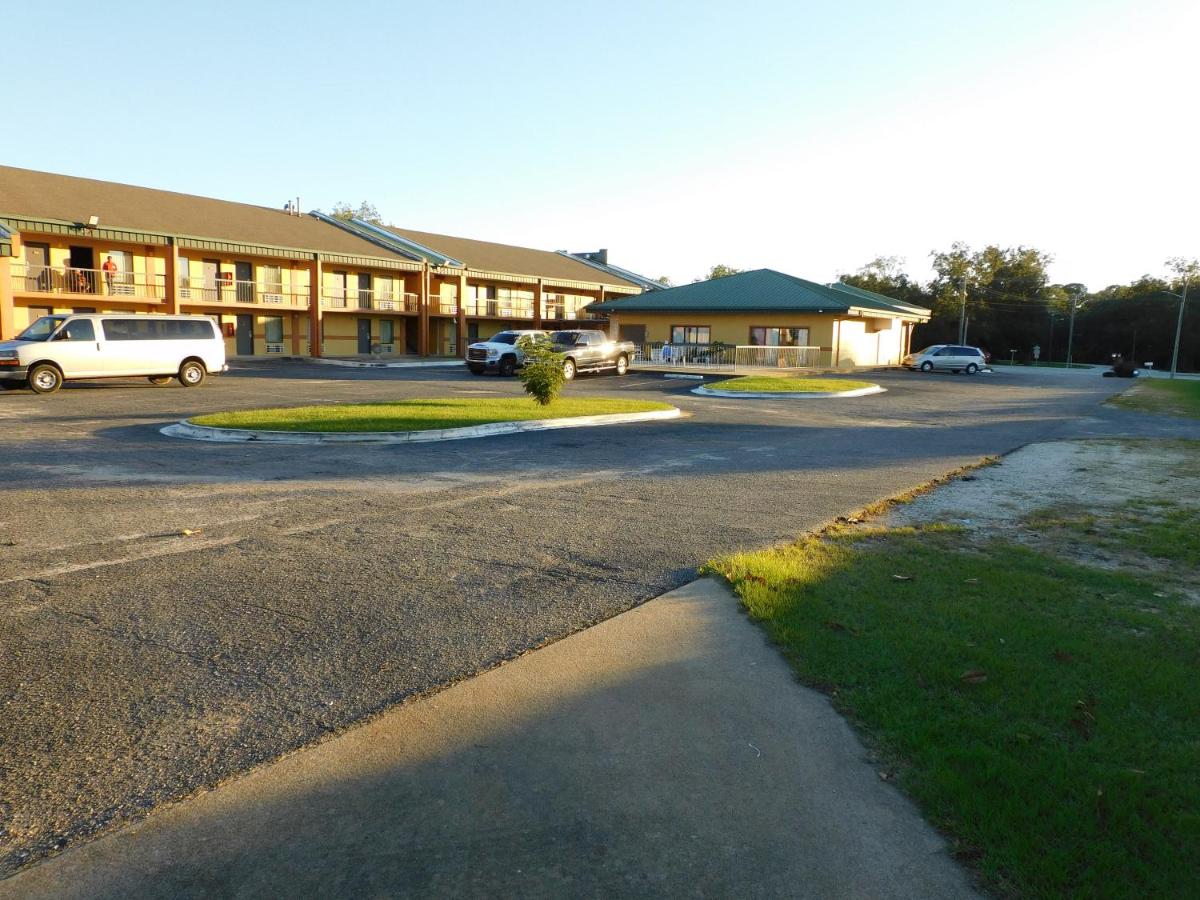 | Camilla Inn & Suites