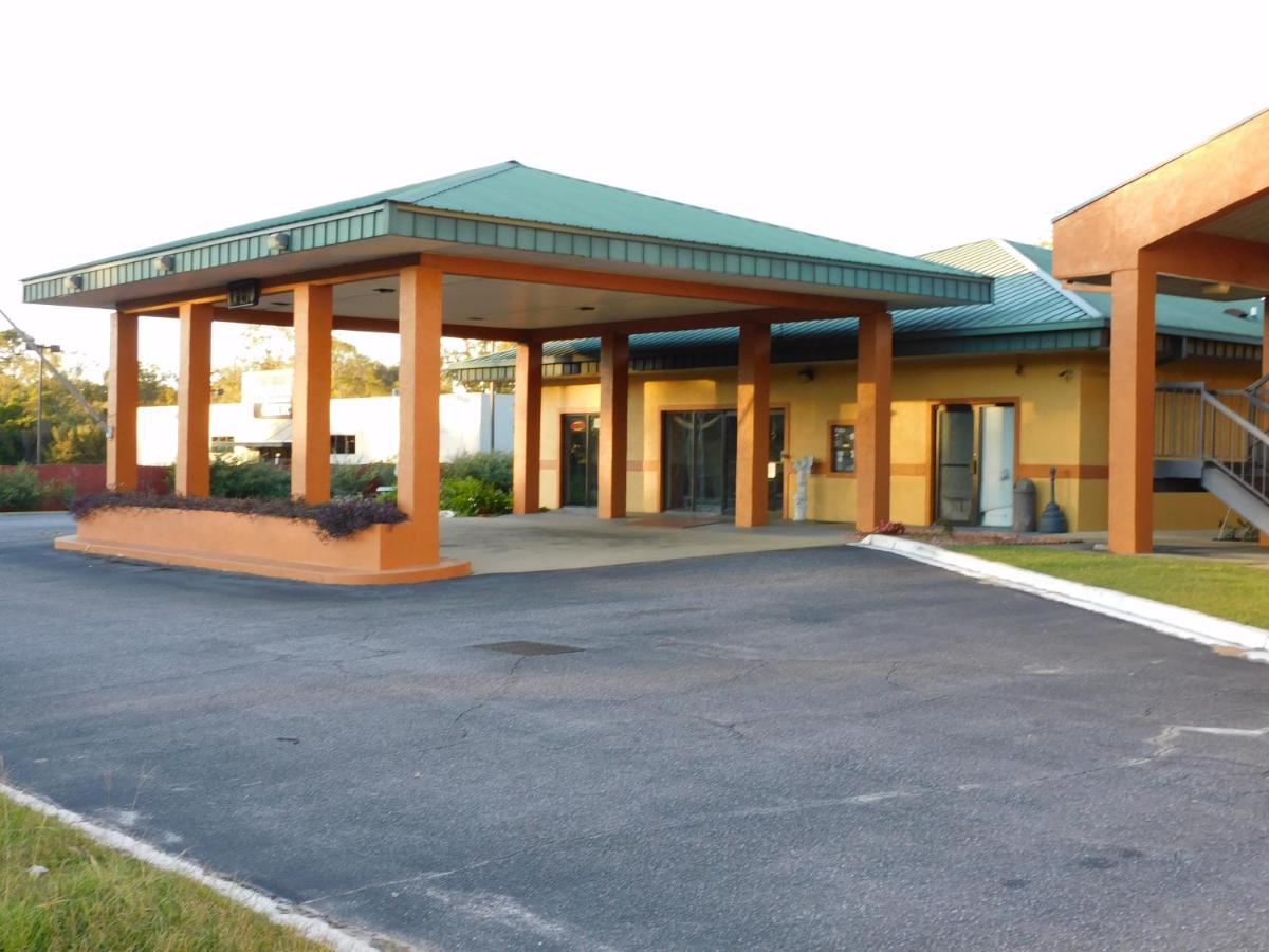 | Camilla Inn & Suites
