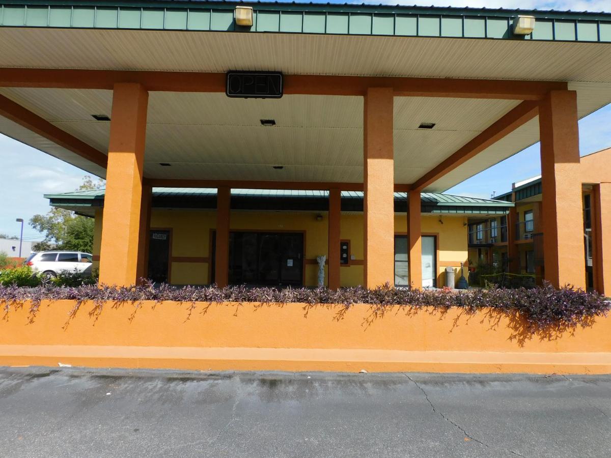 | Camilla Inn & Suites