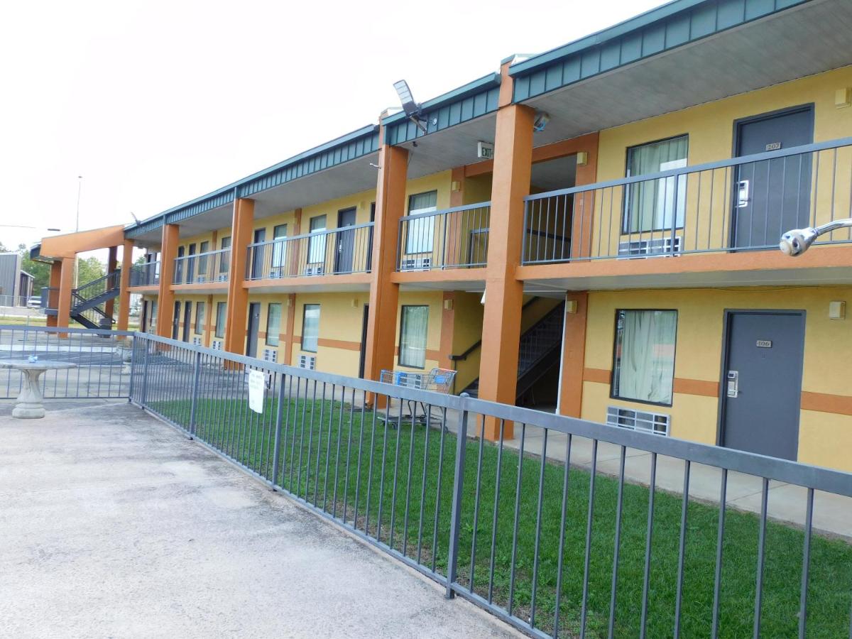 | Camilla Inn & Suites