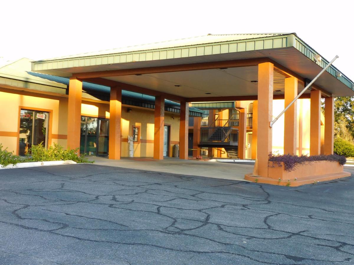 | Camilla Inn & Suites
