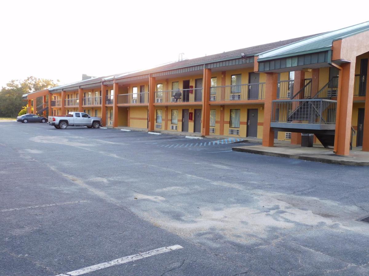 | Camilla Inn & Suites