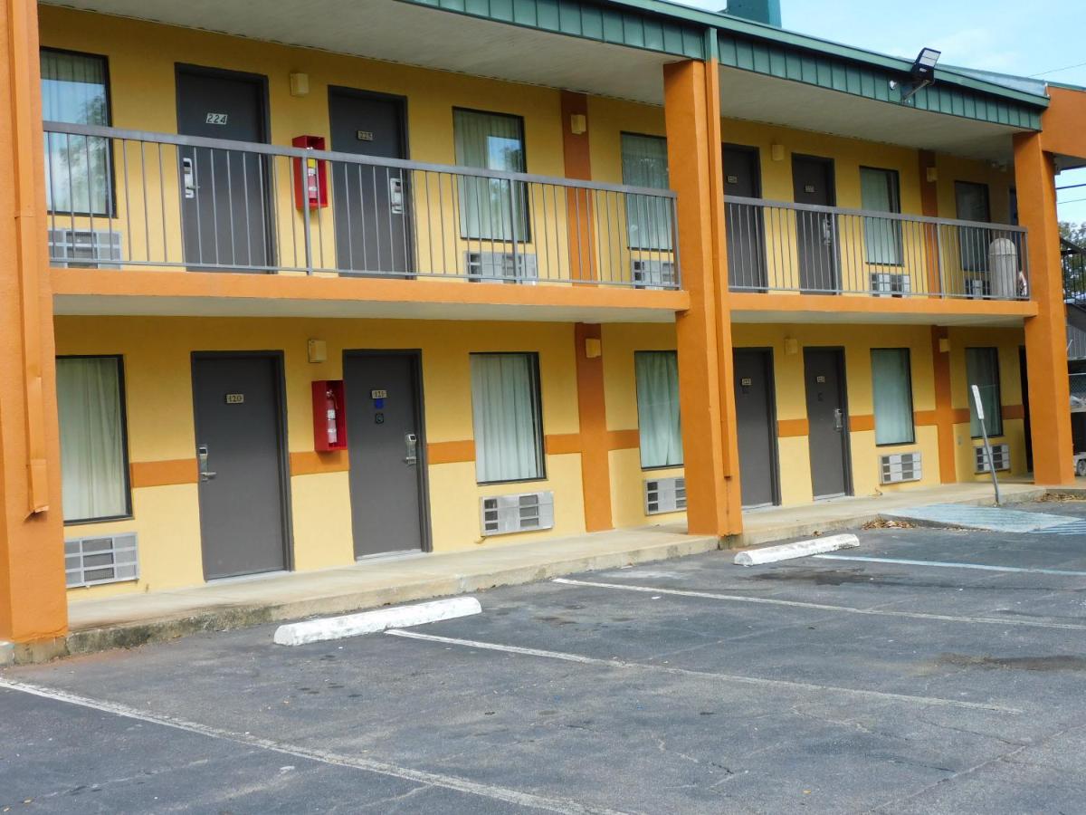| Camilla Inn & Suites
