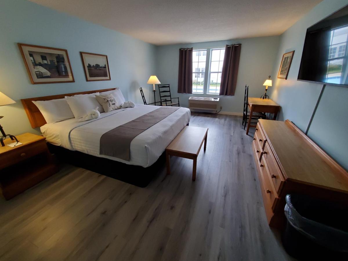 Deluxe King Room at Amish Inn
