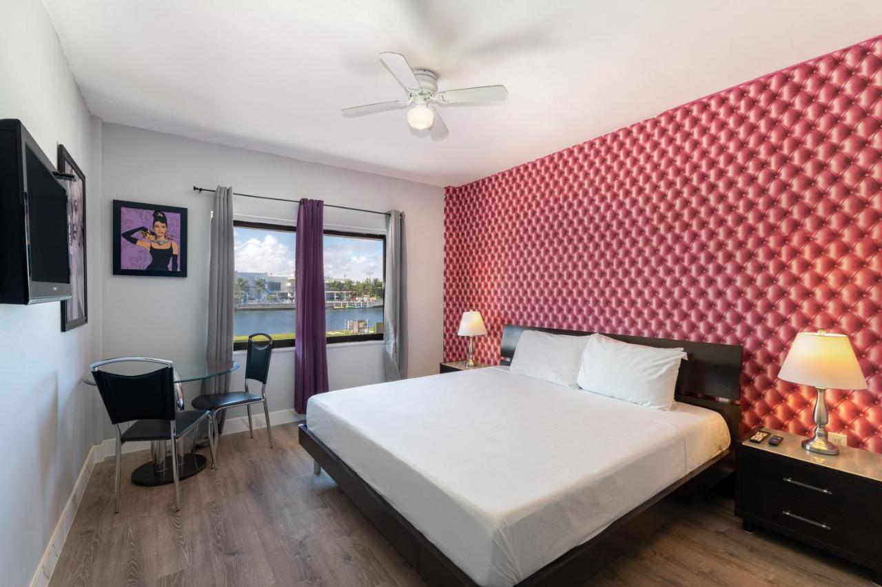 Standard Queen Room at Notebook Miami Beach