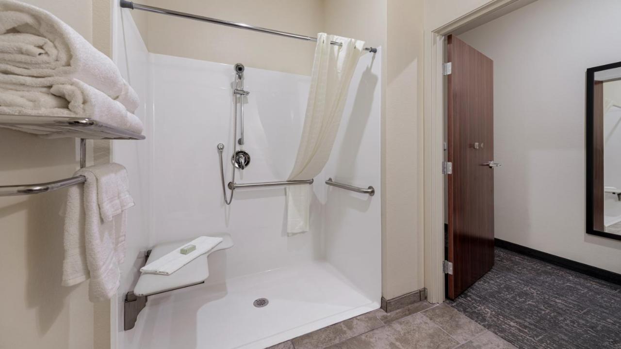 | Cobblestone Hotel & Suites - Two Rivers