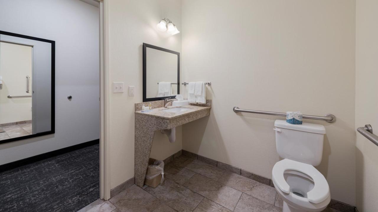 | Cobblestone Hotel & Suites - Two Rivers