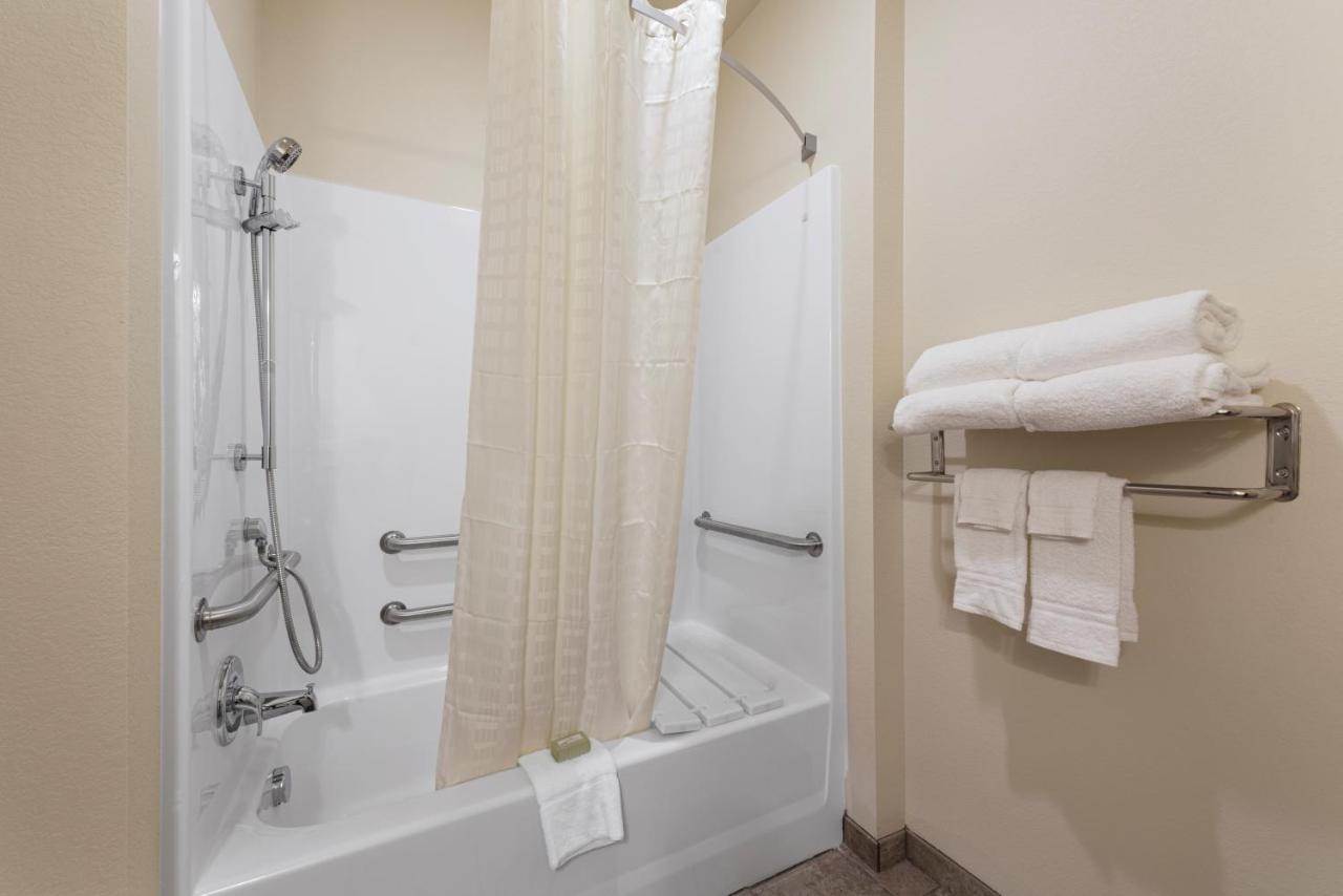 | Cobblestone Hotel & Suites - Two Rivers