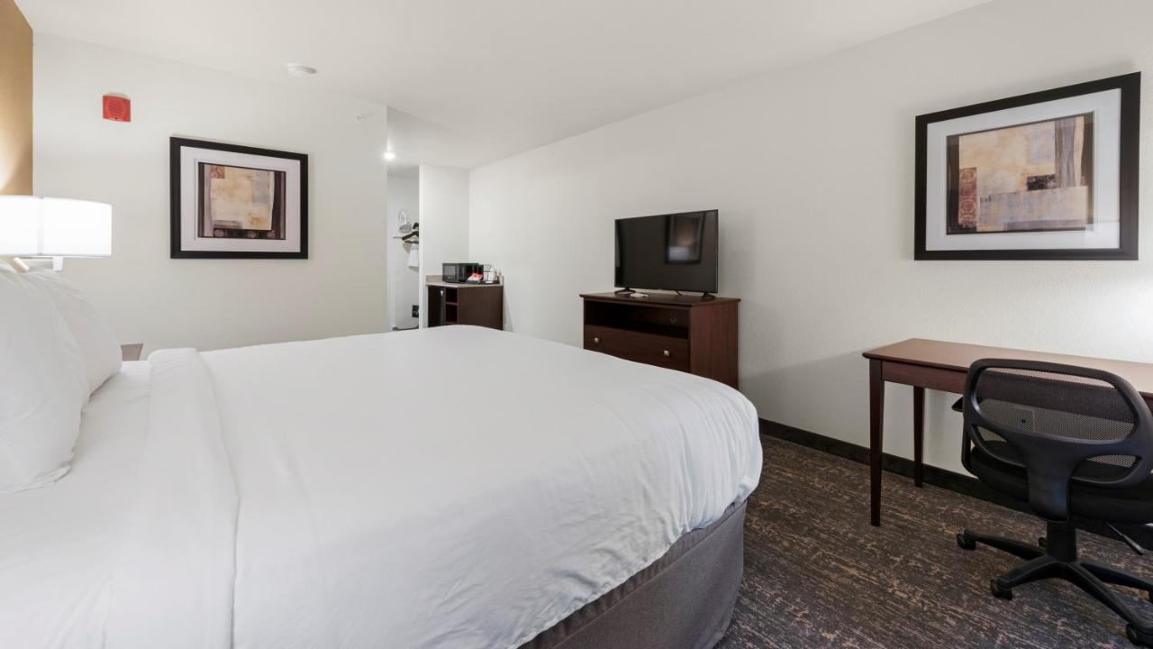 | Cobblestone Hotel & Suites - Two Rivers