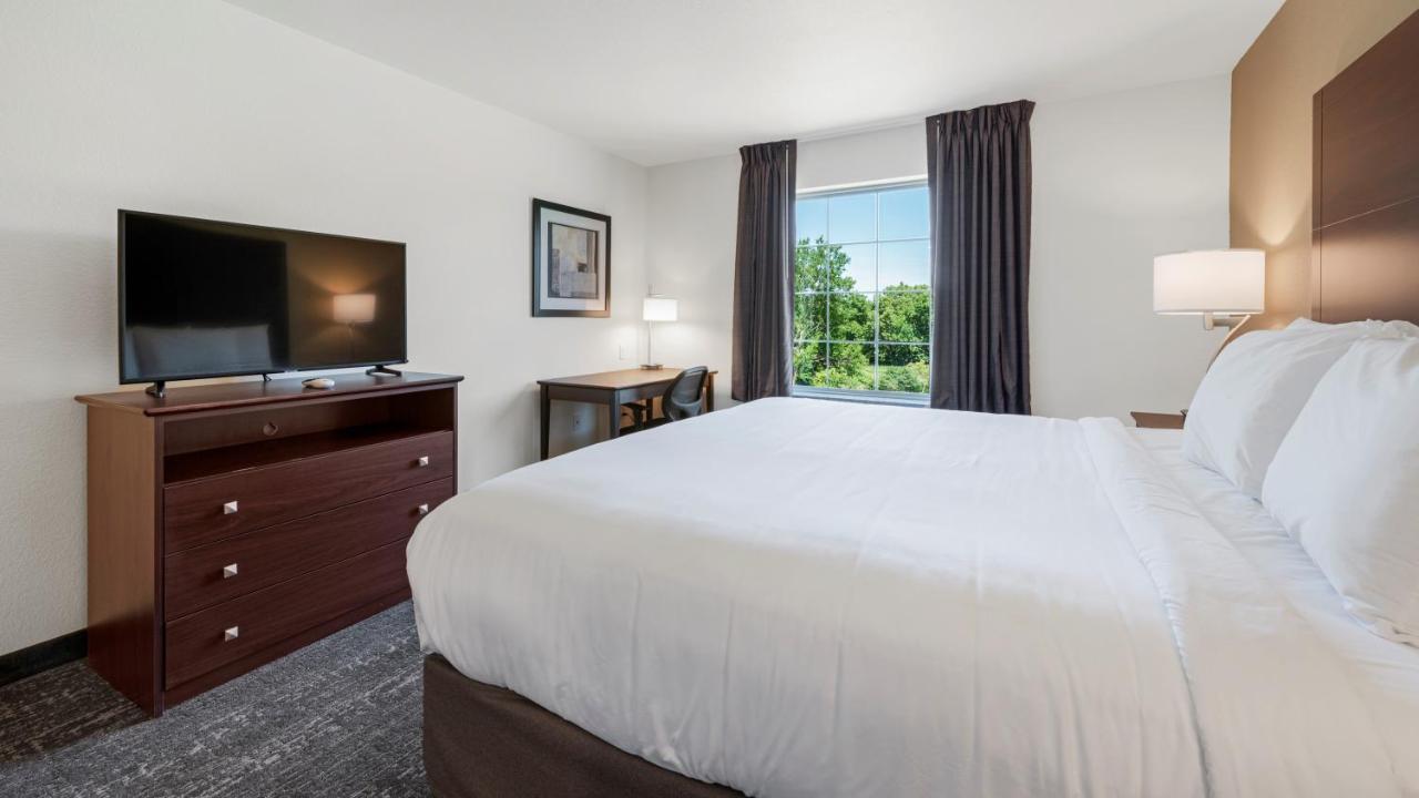 | Cobblestone Hotel & Suites - Two Rivers