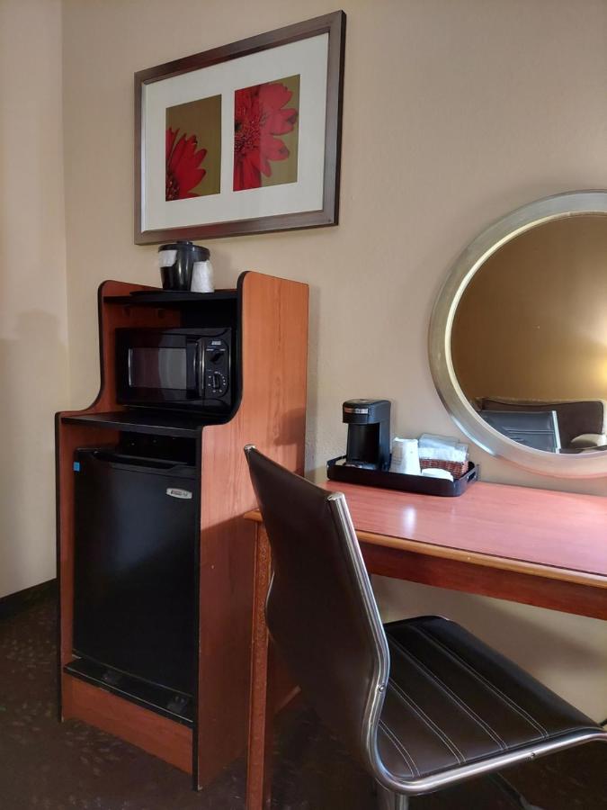 Queen Room - Mobility Access/Non-Smoking at Baymont by Wyndham Portage Indiana Dunes