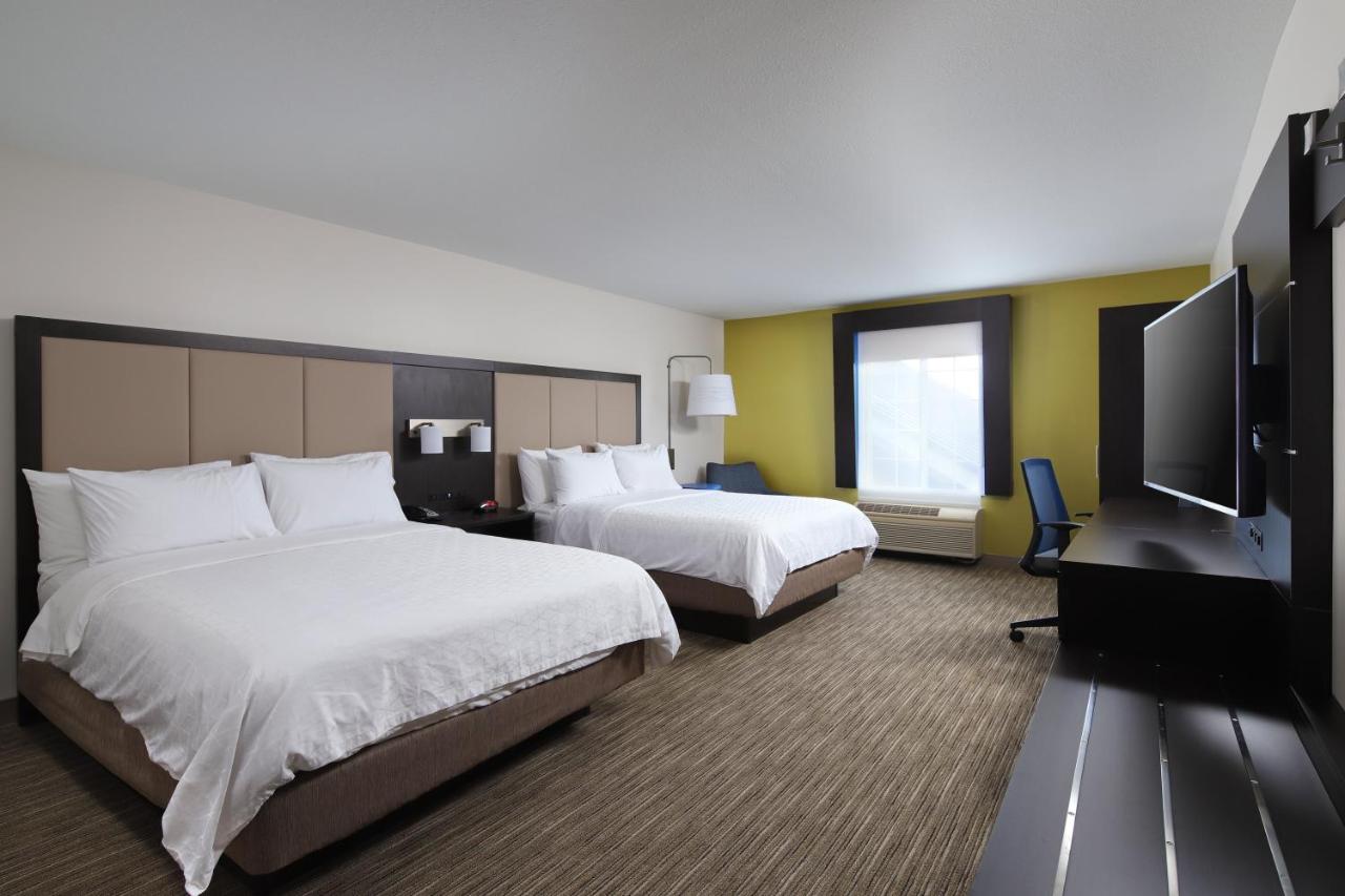 Queen Room with Two Queen Beds at Holiday Inn Express Grand Rapids SW by IHG