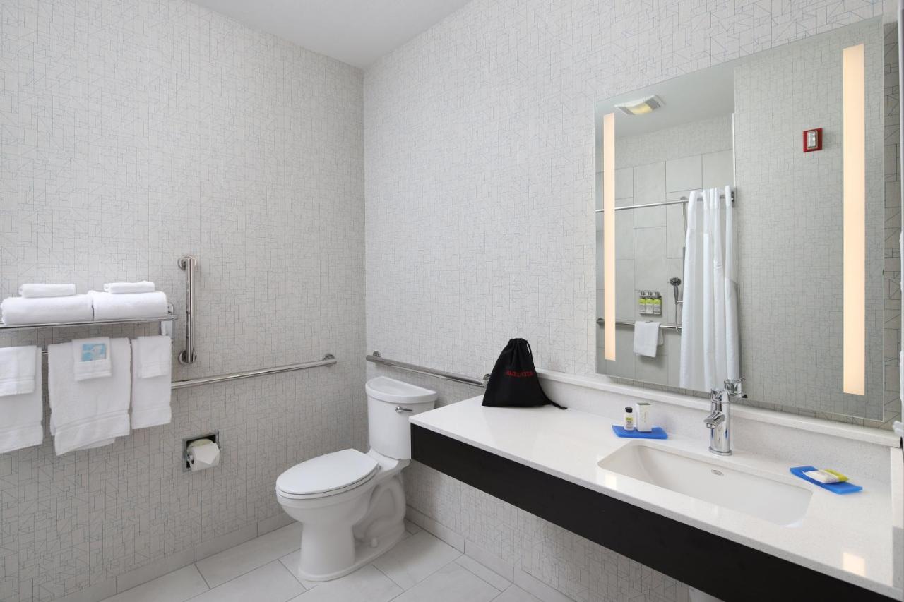 | Holiday Inn Express Grand Rapids Southwest, an IHG Hotel
