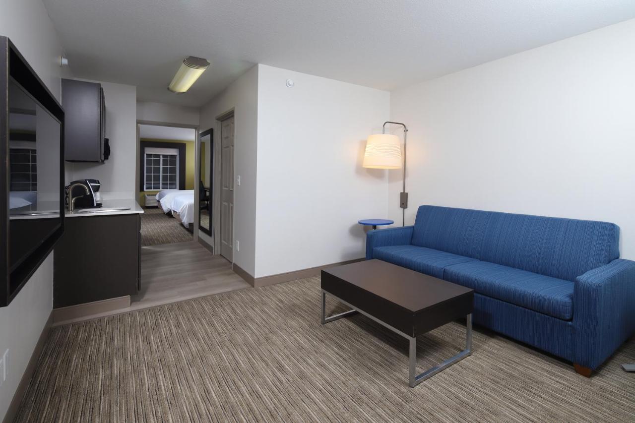 Queen Suite with Two Queen Beds at Holiday Inn Express Grand Rapids SW by IHG