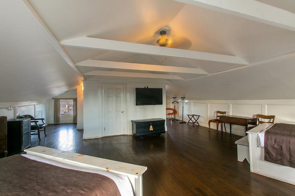 | Lafitte Hotel & Bar