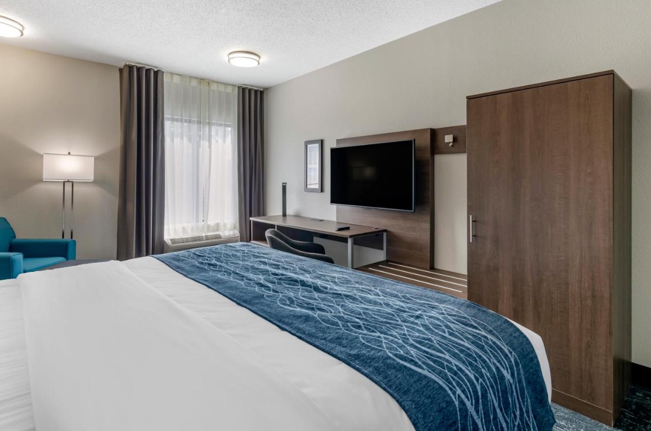 King Room - Accessible/Non-Smoking at Comfort Inn & Suites Troutville - Roanoke North / Daleville