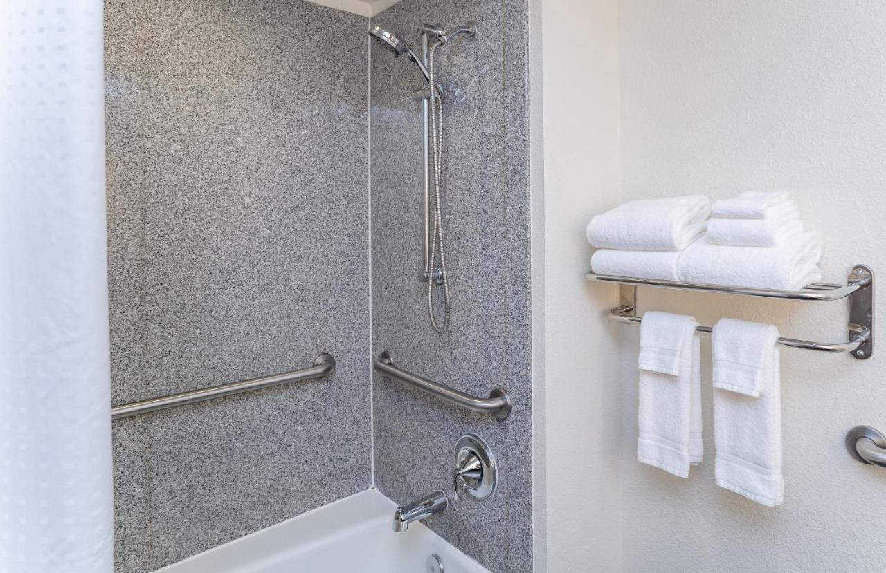 Queen Room with Two Queen Beds - Mobility Accessible Tub at Holiday Inn Hotel & Suites Beaufort at Highway 21 by IHG
