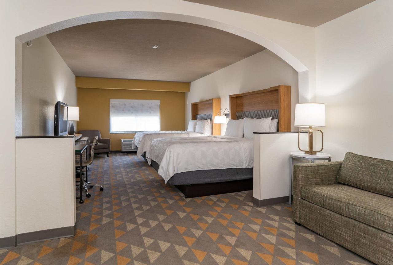Queen Room with Two Queen Beds at Holiday Inn Hotel & Suites Beaufort at Highway 21 by IHG