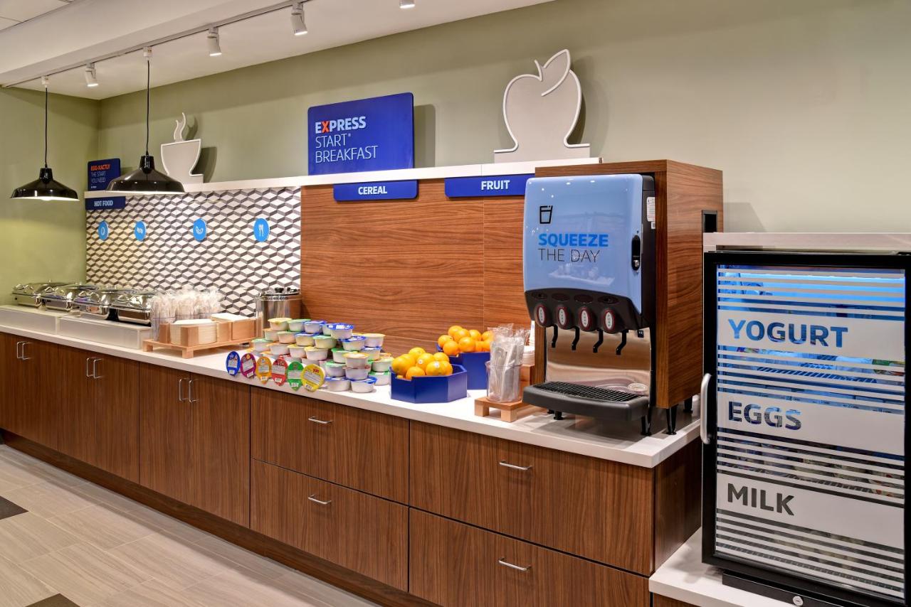| Holiday Inn Express & Suites - Ottawa, an IHG Hotel