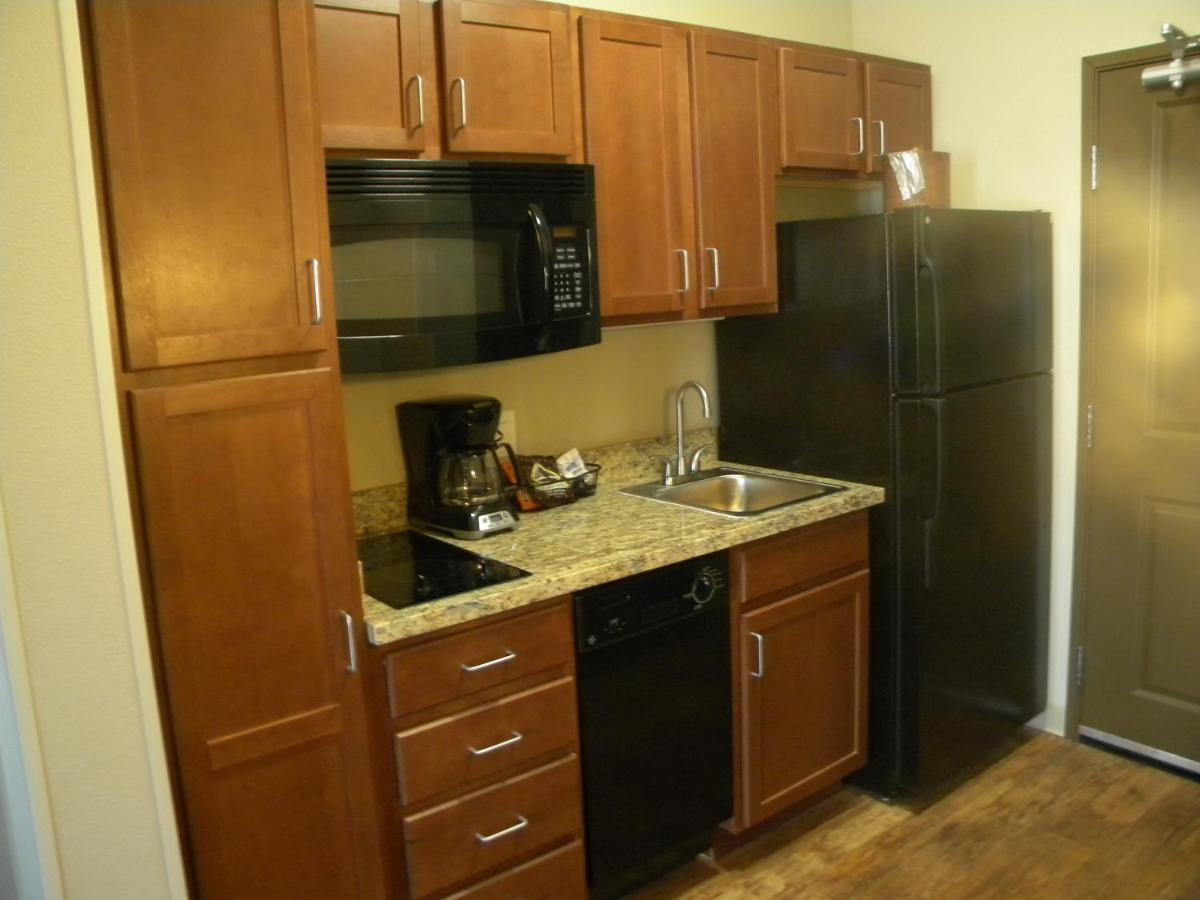 Luxury Queen Room with Two Queen Beds at Teddy's Residential Suites Watford City